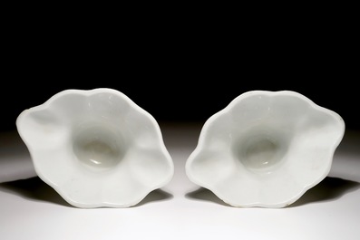 Een paar blanc de Chine libation cups met reli&euml;fdecor, Kangxi