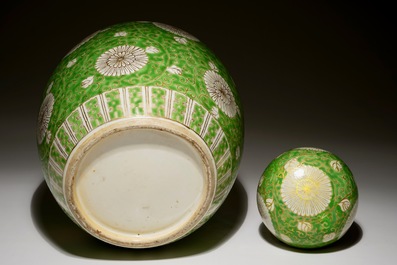 Un pot &agrave; gingembre couvert en porcelaine de Chine en citron vert et dor&eacute;, 19/20&egrave;me