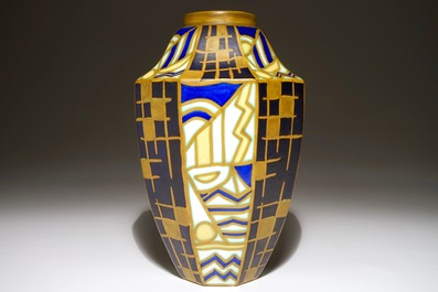 Een geometrische Art Deco vaas, Maurice Delvaux en Charles Catteau voor Boch Fr&egrave;res Keramis, gedat. 1929