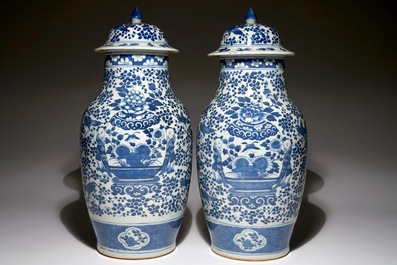 Een paar Chinese blauw-witte dekselvazen, 19e eeuw