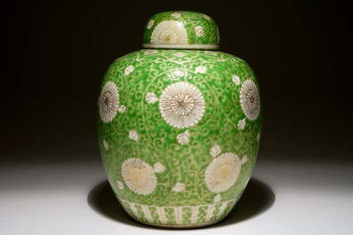 Un pot &agrave; gingembre couvert en porcelaine de Chine en citron vert et dor&eacute;, 19/20&egrave;me