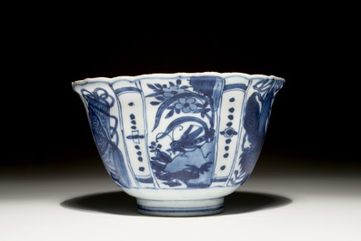 A Chinese blue and white crow cup, Ming, Wanli