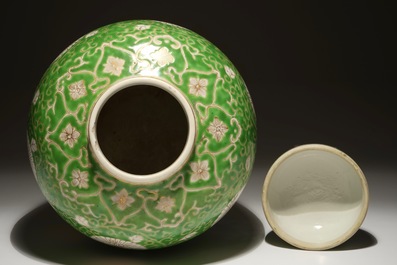 Un pot &agrave; gingembre couvert en porcelaine de Chine en citron vert et dor&eacute;, 19/20&egrave;me