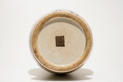 Een Chinese blauw-witte Nanking vaas met krijgers, 19e eeuw