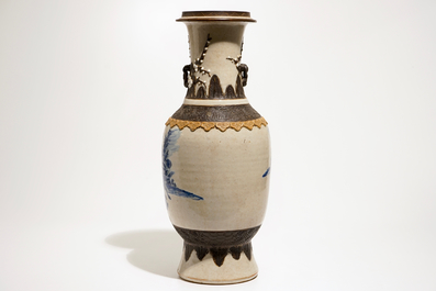 Een Chinese blauw-witte Nanking vaas met krijgers, 19e eeuw