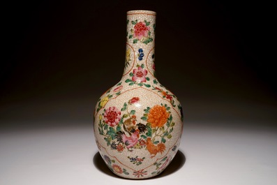 A Chinese famille rose crackle glaze vase with roosters, 19/20th C.