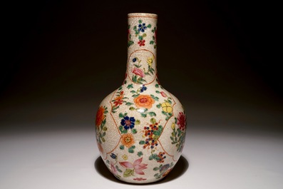 A Chinese famille rose crackle glaze vase with roosters, 19/20th C.