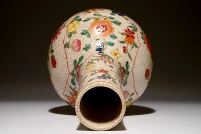 A Chinese famille rose crackle glaze vase with roosters, 19/20th C.