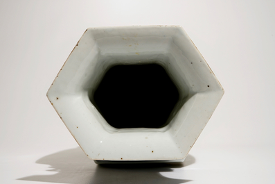 Een Chinese hexagonale vaas met qianjiang cai decor, 19/20e eeuw