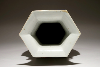 Een Chinese hexagonale famille verte vaas met tempelleeuwen, 19e eeuw