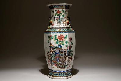 Een Chinese hexagonale famille verte vaas met tempelleeuwen, 19e eeuw
