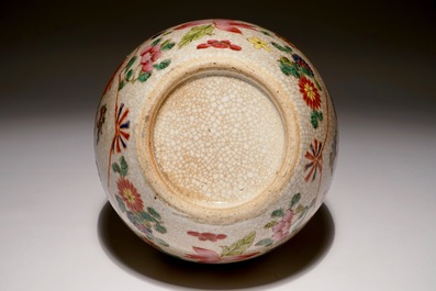 A Chinese famille rose crackle glaze vase with roosters, 19/20th C.