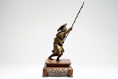 Un mod&egrave;le d'un p&ecirc;cheur en bronze sur socle en bois, Meiji, sign&eacute;
