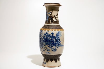 Een Chinese blauw-witte Nanking vaas met krijgers, 19e eeuw