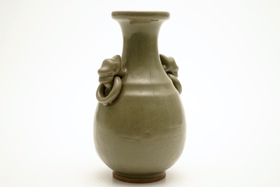 Een monochrome Chinese celadon vaas, 19e eeuw