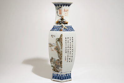Een Chinese hexagonale vaas met qianjiang cai decor, 19/20e eeuw