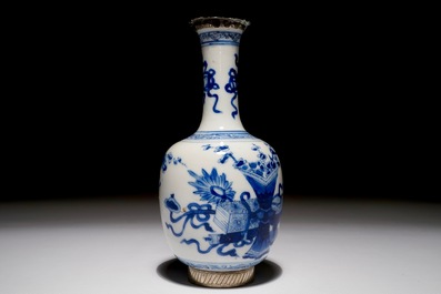 Un vase en porcelaine de Chine bleu et blanc mont&eacute; en argent, Kangxi