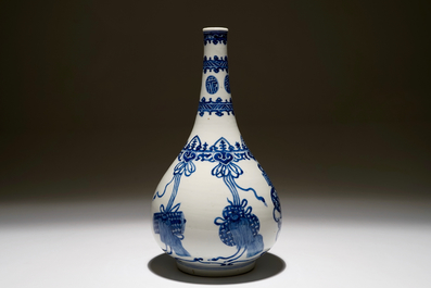 Un vase bouteille en bleu et blanc, Kangxi
