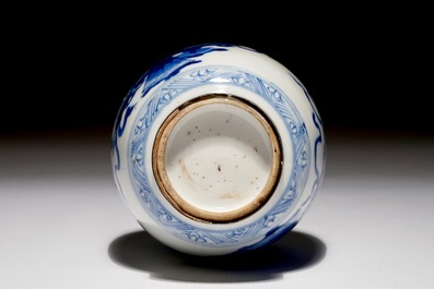 Un vase en porcelaine de Chine bleu et blanc mont&eacute; en argent, Kangxi