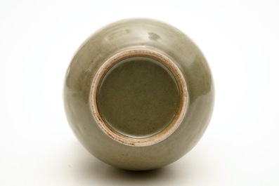 Een monochrome Chinese celadon vaas, 19e eeuw