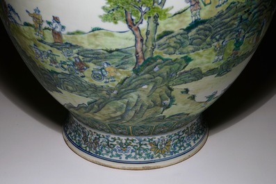 Een grote Chinese doucai vaas, Qianlong merk, 19/20e eeuw