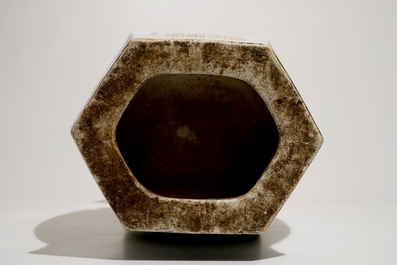 Een Chinese hexagonale vaas met qianjiang cai decor, 19/20e eeuw