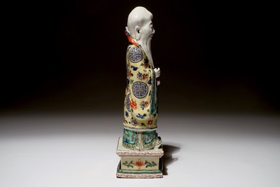 Un mod&egrave;le d'un Shou Lao en porcelaine de Chine famille verte, 19&egrave;me