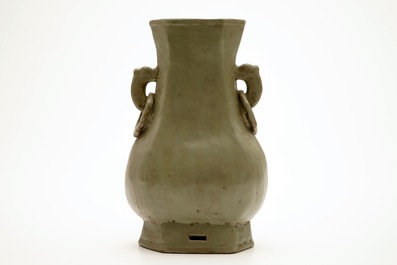 Un vase monochrome en porcelaine de Chine c&eacute;ladon, 19&egrave;me
