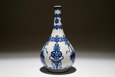 Un vase bouteille en bleu et blanc, Kangxi