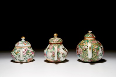 Drie diverse Chinese Canton theepotjes, 19e eeuw