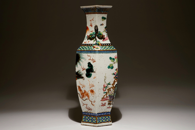 Een Chinese hexagonale famille verte vaas met tempelleeuwen, 19e eeuw