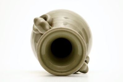 Een monochrome Chinese celadon vaas, 19e eeuw