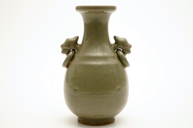 Een monochrome Chinese celadon vaas, 19e eeuw