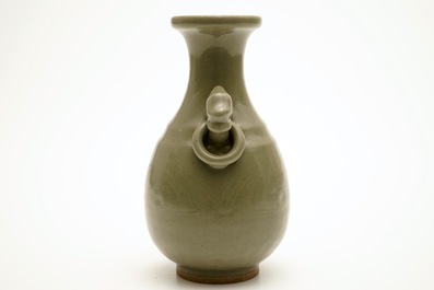 Een monochrome Chinese celadon vaas, 19e eeuw