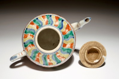 A Chinese wucai dragon teapot and cover, 19th C.