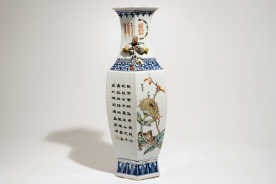 Een Chinese hexagonale vaas met qianjiang cai decor, 19/20e eeuw