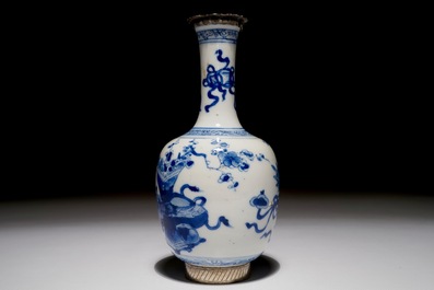 Un vase en porcelaine de Chine bleu et blanc mont&eacute; en argent, Kangxi