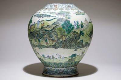 Een grote Chinese doucai vaas, Qianlong merk, 19/20e eeuw