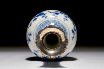 Un vase en porcelaine de Chine bleu et blanc mont&eacute; en argent, Kangxi