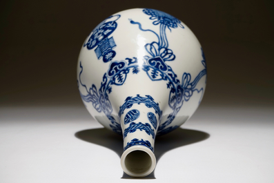 Un vase bouteille en bleu et blanc, Kangxi