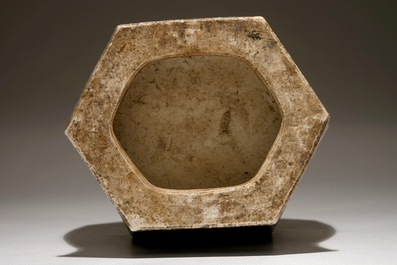 Een Chinese hexagonale famille verte vaas met tempelleeuwen, 19e eeuw