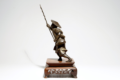 Un mod&egrave;le d'un p&ecirc;cheur en bronze sur socle en bois, Meiji, sign&eacute;