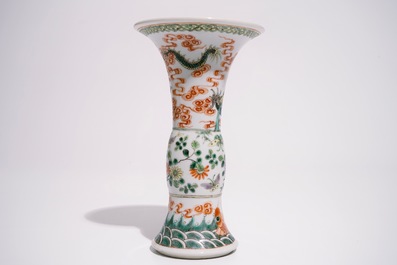 Een Chinese famille verte gu vaas met draken en twee polychrome kommen, 19e eeuw