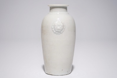 Een Chinees blanc de Chine vaasje met oren in de vorm van leeuwenkoppen, Kangxi