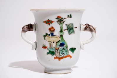 A Chinese blue and white immortal plate and a famille verte double handle cup, Kangxi