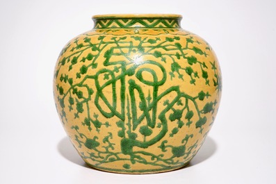 Un vase en porcelaine de Chine &agrave; d&eacute;cor en vert sur fond jaune, marque de Wanli, 19/20&egrave;me