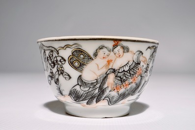 Een Chinese grisaille, vergulde en ijzerrode kop en schotel met romantisch decor, Qianlong