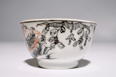 Een Chinese grisaille, vergulde en ijzerrode kop en schotel met romantisch decor, Qianlong