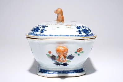 Une terrine sur son support en porcelaine de Chine famille rose, Qianlong