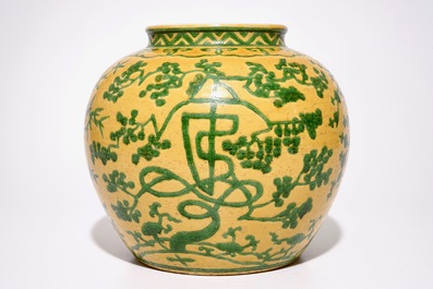 Un vase en porcelaine de Chine &agrave; d&eacute;cor en vert sur fond jaune, marque de Wanli, 19/20&egrave;me